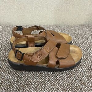 New SAS Huggy Sandals Women's Caramel Brown Leather Tripad Comfort Sz 7 Casual